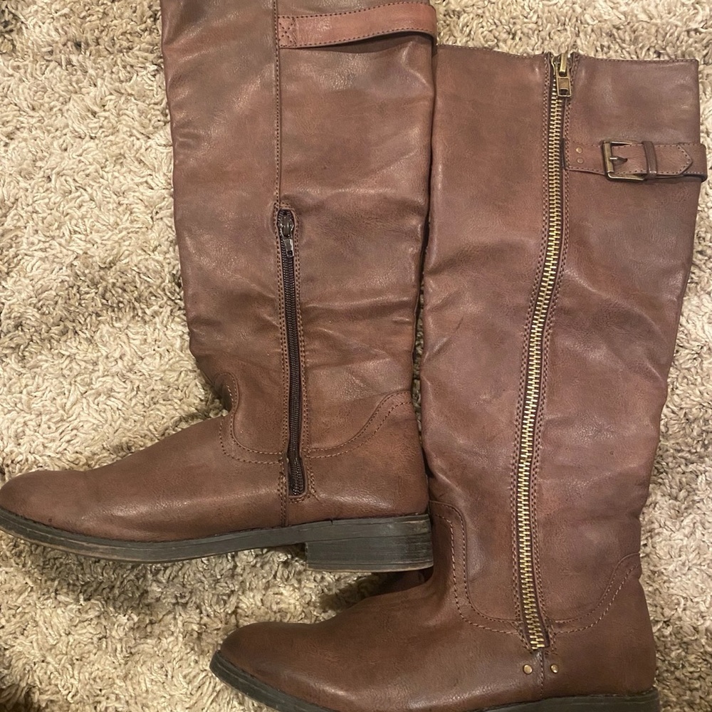 Size 8 women’s brown knee boots